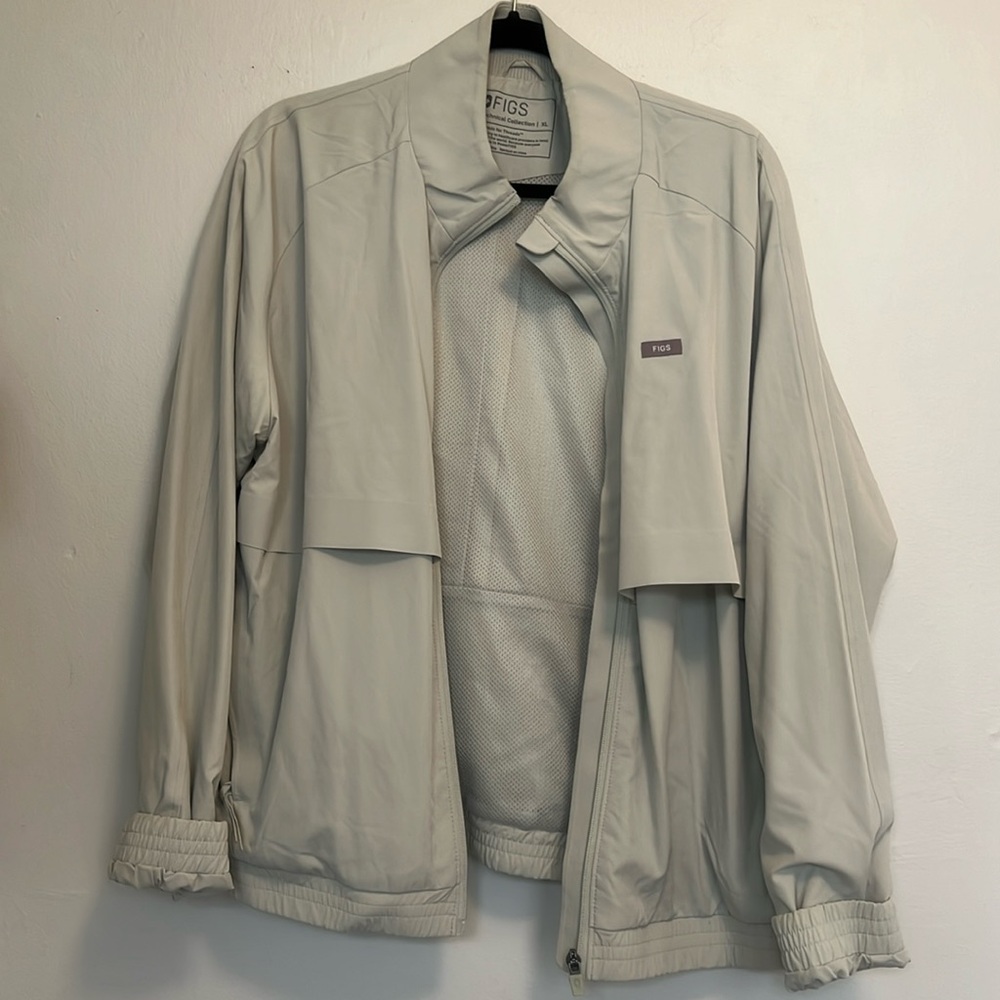 Figs XL Women’s Fionlite Sydney Scrub Jacket - Ice Grey